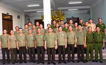 Bộ trưởng Lê Hồng Anh cùng cán bộ chủ chốt của Công an TP HCM.