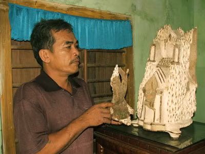Ông Lê Văn Cẩm ở xã Ninh Phụng, huyện Ninh Hòa và kỷ vật lõi trầm hương đã tạo dáng Tháp Bà.