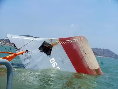 Tàu Biển Đông chìm chỉ còn mũi tàu nổi trên mặt biển.