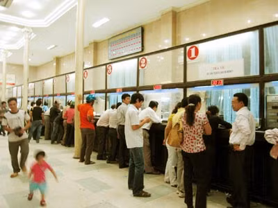 Ga HN sáng 29 vẫn đông người hỏi mua vé.