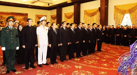 Đoàn đại biểu Ban Chấp hành Trung ương Đảng Cộng sản Việt Nam do Tổng Bí thư Nguyễn Phú Trọng dẫn đầu viếng đồng chí Võ Chí Công. Ảnh : TTXVN.