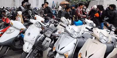 Chiều ngày mùng 2 Tết, các bãi xe đối diện đền Ngọc Sơn đua nhau "chặt chém" du khách đi chơi xuân. Ảnh: VNE.