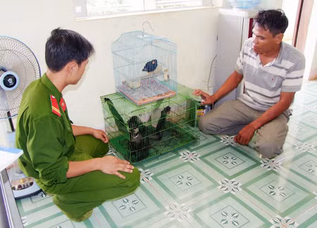 Đặng Anh Tuấn cùng tang vật tại cơ quan Công an.