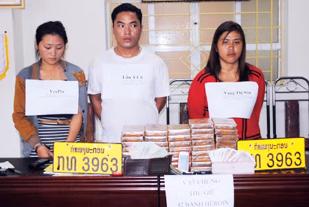 Các đối tượng và tang vật 42 bánh heroin.