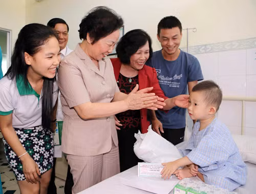 Phó Chủ tịch nước Nguyễn Thị Doan thăm hỏi một bệnh nhi vừa được phẫu thuật tim tại Bệnh viện Hoàn Mỹ Đà Nẵng. Ảnh: TTXVN.
