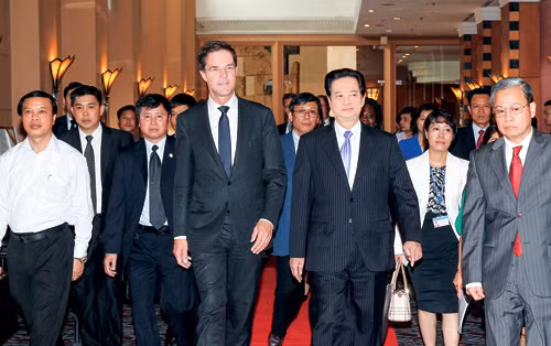 Thủ tướng Nguyễn Tấn Dũng và Thủ tướng Hà Lan Mark Rutte đến dự hội nghị. Ảnh: TTXVN.