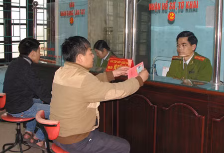 Bố con anh Trần Huy Hoàng phấn khởi khi được bộ phận “một cửa” Công an tỉnh Hà Nam linh hoạt giải quyết thủ tục hành chính.