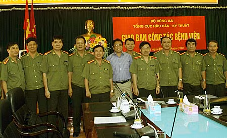Trung tướng Phạm Minh Chính, Thứ trưởng Bộ Công an với các đại biểu tham dự buổi giao ban công tác bệnh viện CAND.