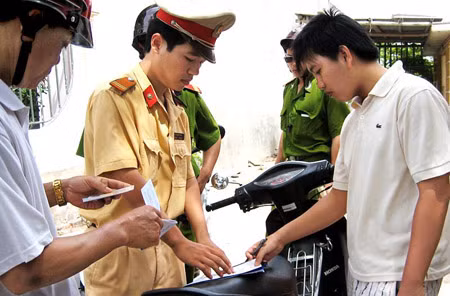 CSGT Nam Định xử lý người vi phạm Luật giao thông đường bộ.