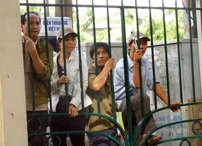 Bên ngoài, phụ huynh mong mỏi.