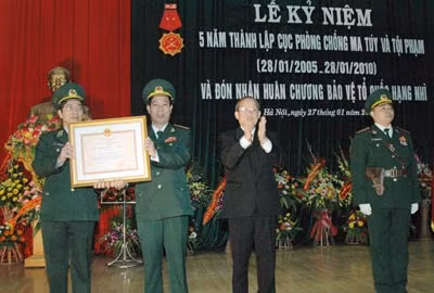 Phó Thủ tướng Trương Vĩnh Trọng trao Huân chương Bảo vệ Tổ quốc hạng Nhì cho Cục Phòng chống ma túy và tội phạm, Bộ Tư lệnh Biên phòng.