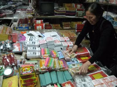 Tiền polymer âm phủ bày bán công khai ở chợ Yên Bái.