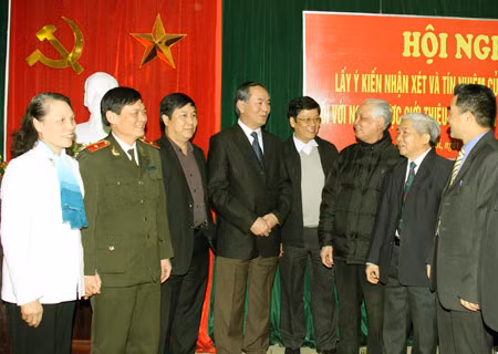 Đồng chí Trần Đại Quang, Ủy viên Bộ Chính trị, Thứ trưởng Bộ Công an và các cử tri tại Hội nghị.