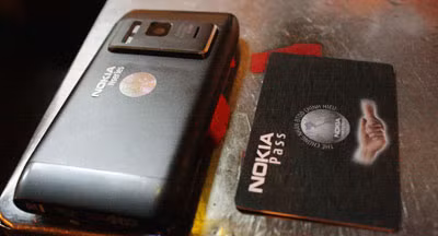 Chiếc Nokia N8 nhái không khác gì hàng thật nên nhiều người dễ bị mắc lừa.