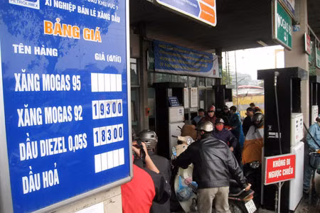 Bộ Tài chính quyết định cho phép doanh nghiệp được tăng giá bán mỗi lít xăng A92 từ 16.400 đồng lên 19.300 đồng, dầu diezel tăng 3.550 đồng một lít lên 18.300 đồng và có hiệu lực từ 10h sáng nay (24/2).