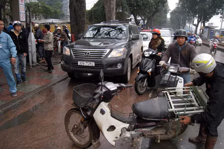 Không chỉ có ô tô mà xe máy cũng đều tranh thủ trước giờ “G”.