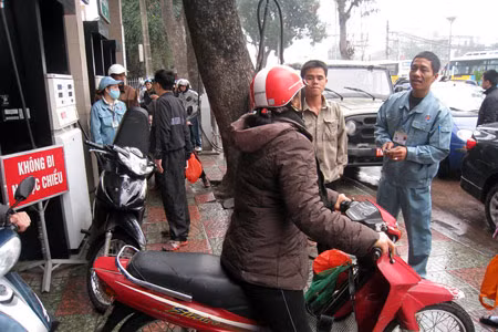 Chị Hương tỏ ra khá ấm ức sau khi xếp hàng một hồi nhưng lại là người đầu tiên phải mua với giá mới.