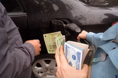 Với 300.000đ trước kia mua được hơn 18 lít xăng nhưng nay chỉ được 15,5 lít.