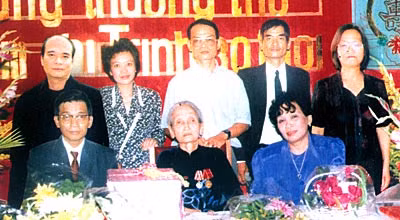 Cụ Phạm Thị Trinh (người ngồi giữa) và các con.