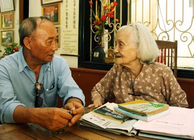 Cụ Trinh (bên phải) vẫn thường xuyên gặp gỡ, trao đổi với các đảng viên trong chi bộ.