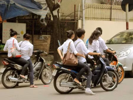 Đã đi xe máy còn không đội mũ bảo hiểm.