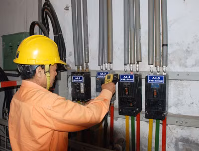 Trong ngày nắng nóng, các trạm biến áp luôn quá tải vì nhu cầu sử dụng tăng đột biến.