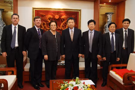 Trung tướng Tô Lâm, Ủy viên Trung ương Đảng, Thứ trưởng Bộ Công an; bà Claire Pierangelo cùng các đại biểu tại buổi tiếp. Ảnh Việt Hưng.