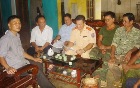 Trung tá Hà Kim Nghĩa tuyên truyền giao thông cho Tổ cứu hộ, cứu nạn Đèo Cón.