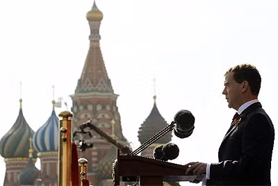 Tổng thống Nga Dmitry Medvedev phát biểu trước lễ diễu binh tại quảng trường Đỏ hôm nay. Ảnh: Reuters.