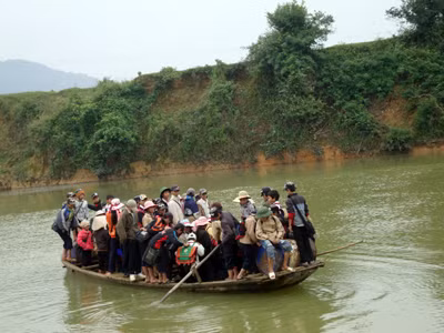 Con đò lúc nào cũng "lặc lè" người...