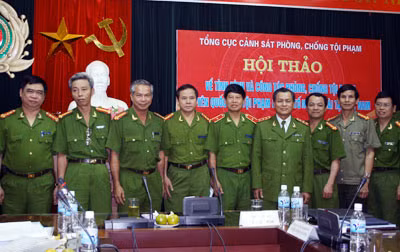 Thượng tướng Lê Thế Tiệm và các đại biểu dự Hội thảo.