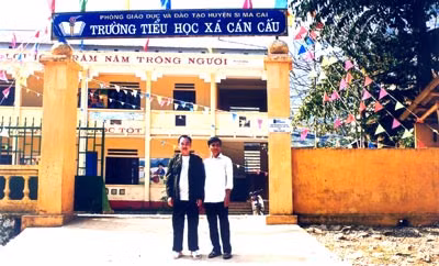 Thầy giáo Hoàng Văn Hợp và thầy Hiệu trưởng Bùi Văn Trung.