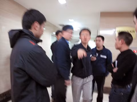 Các nhân viên Hàn Quốc ngăn cản phóng viên tác nghiệp và xông vào hành hung PV Dân Việt.