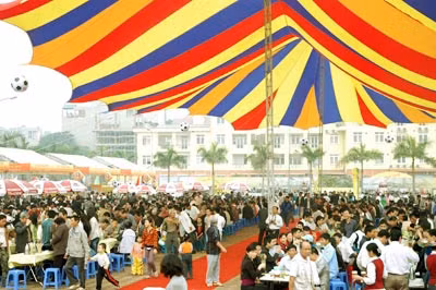 Người dân thích thúc và hưởng ứng nhiệt tình “Ngày hội Bia hơi Hà Nội năm 2010”.