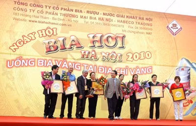 Trao tặng Kỷ niệm chương.