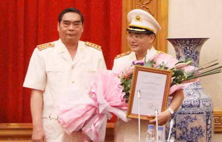 Đại tướng Lê Hồng Anh, Ủy viên Bộ Chính trị, Bí thư Trung ương Đảng, Bộ trưởng Bộ Công an tặng hoa chúc mừng Thứ trưởng Bùi Quang Bền.