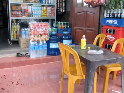 Cây dao, gói thuốc ngựa và chai nước do hung thủ để lại.
