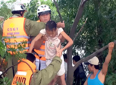 Lực lượng Công an Quảng Bình kịp thời cứu dân ra khỏi vùng lũ nguy hiểm.