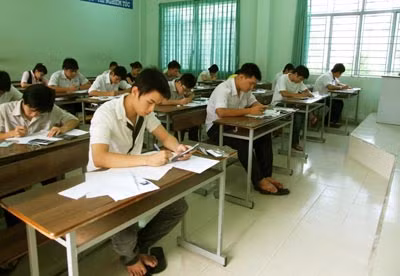 Thí sinh đang làm bài thi môn Toán tại hội đồng thi của trường Đại học Hoa Sen (TP HCM).