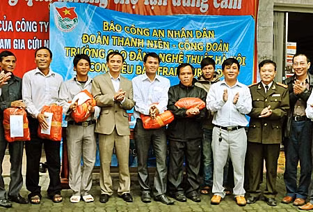 Thượng tá Nguyễn Hồng Thái - Trưởng ban Thư ký tòa soạn, Báo CAND cùng đại diện Câu lạc bộ Doanh nhân Việt kiều (OV Club) và Công ty Vabis Lào, Công đoàn - Đoàn viên thanh niên Trường Cao đẳng Nghệ thuật Hà Nội trao quà cho 6 thợ lặn dũng cảm. Ảnh: Trần Huy.