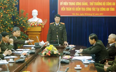 Thứ trưởng Bùi Văn Nam phát biểu tại buổi làm việc.