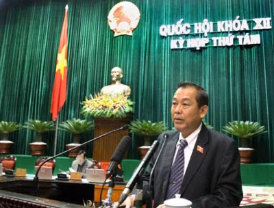 Chánh án TAND tối cao Trương Hòa Bình đọc tờ trình sửa đổi dự luật trước Quốc hội.