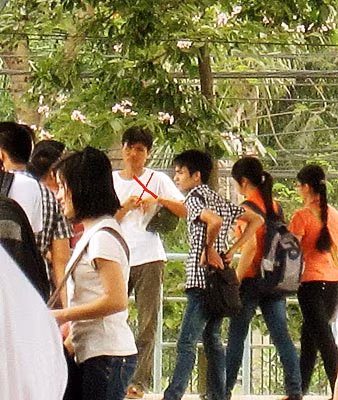 Đây là chuyên gia tẩu tán hàng ăn cắp (X). Hắn ta đang gạ gẫm các sinh viên mua những món đồ mà đồng bọn vừa chôm được. Ảnh chụp trên cầu vượt lúc 10h30.