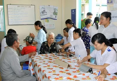 Đoàn bác sĩ đang khám chữa bệnh cho người dân xã Phước Lộc.