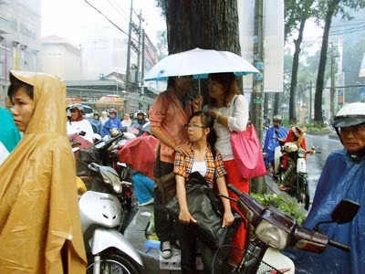 3 chị em ta chung 1 cái… dù.