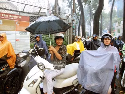 Cơn mưa tầm tã không làm nản lòng các bậc phụ huynh.