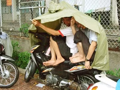 Đôi bạn dưới mưa đứng đợi em.