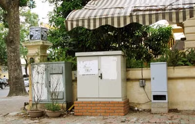 Tủ điện đặt thấp, gây nguy hiểm vào ngày mưa ngập.