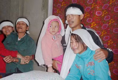 Bố con anh Trung trước sự ra đi đột ngột của người vợ hiền.