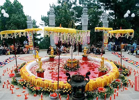 Đại lễ Phật đản năm 2010 tại chùa Non, xã Phù Linh, huyện Sóc Sơn, Hà Nội.